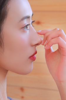 女性三角毛毛区长了个硬疙瘩